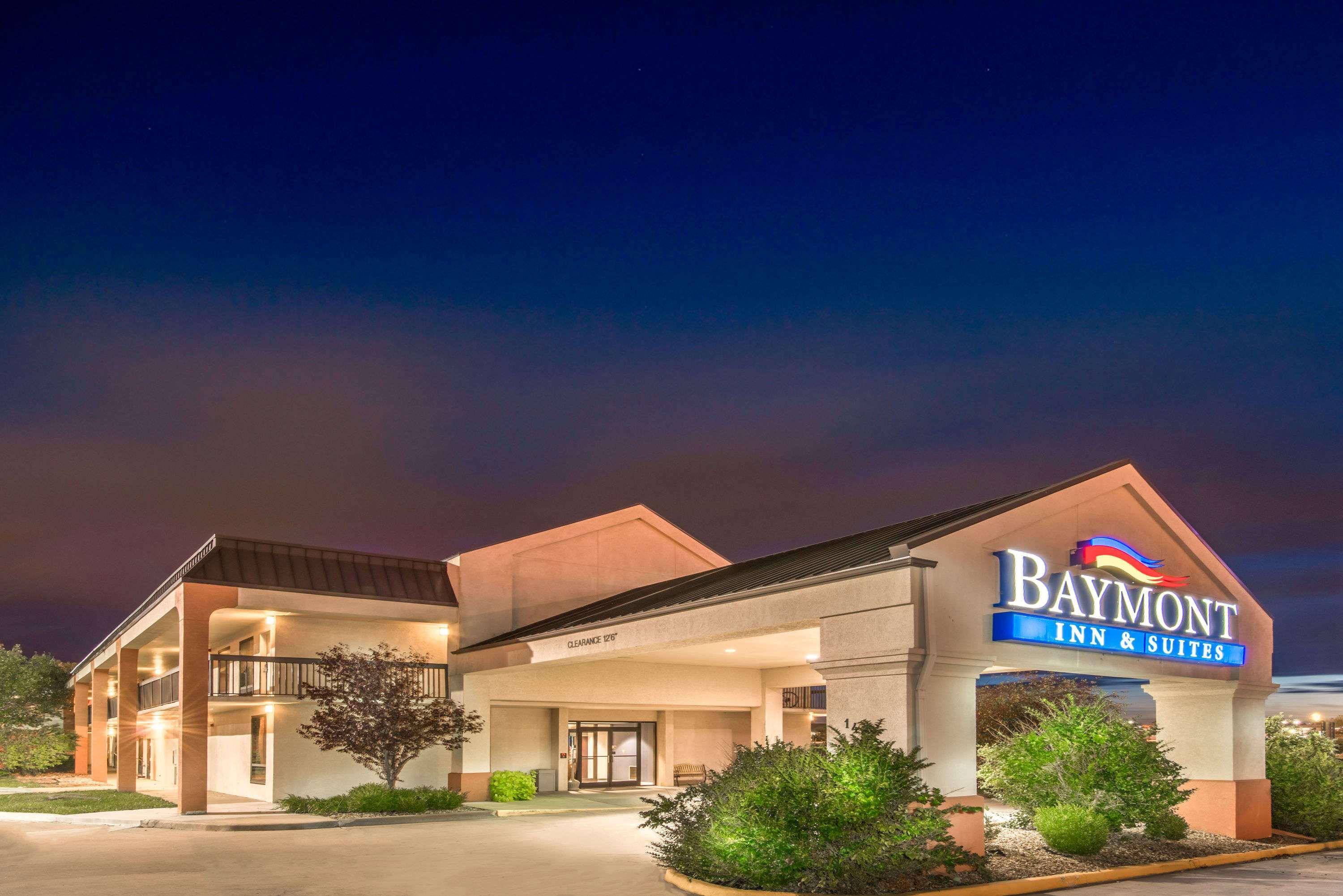 Baymont By Wyndham Topeka Exterior photo